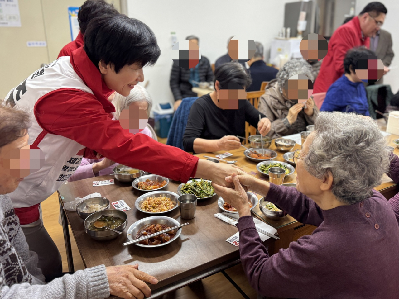 김영주 국민의힘 서울 영등포갑 예비후보가 19일 선거구의 한 경로당에서 주민들과 인사를 나누고 있다. [캠프 제공]