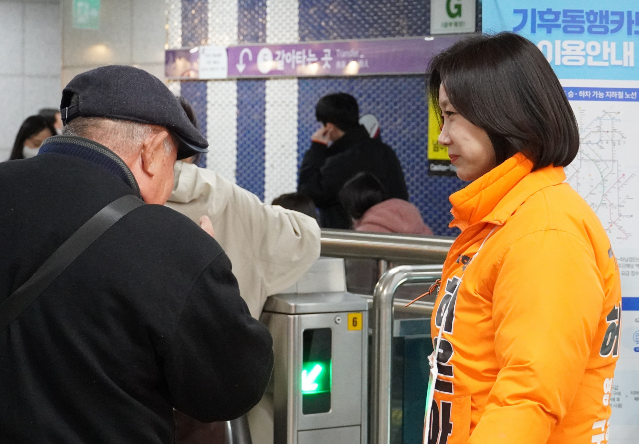 허은아 개혁신당 서울 영등포갑 예비후보가 19일 영등포구청역 퇴근길 인사를 하던 중 한 시민과 이야기를 나누고 있다. [캠프 제공]