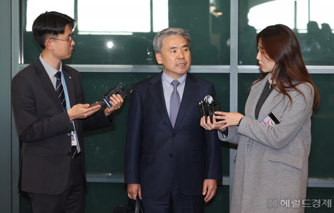 이종섭 주호주대사가 21일 오전 인천국제공항 제1여객터미널을 통해 귀국하며 취재진의 질문에 답하고 있다. 영종도=이상섭 기자