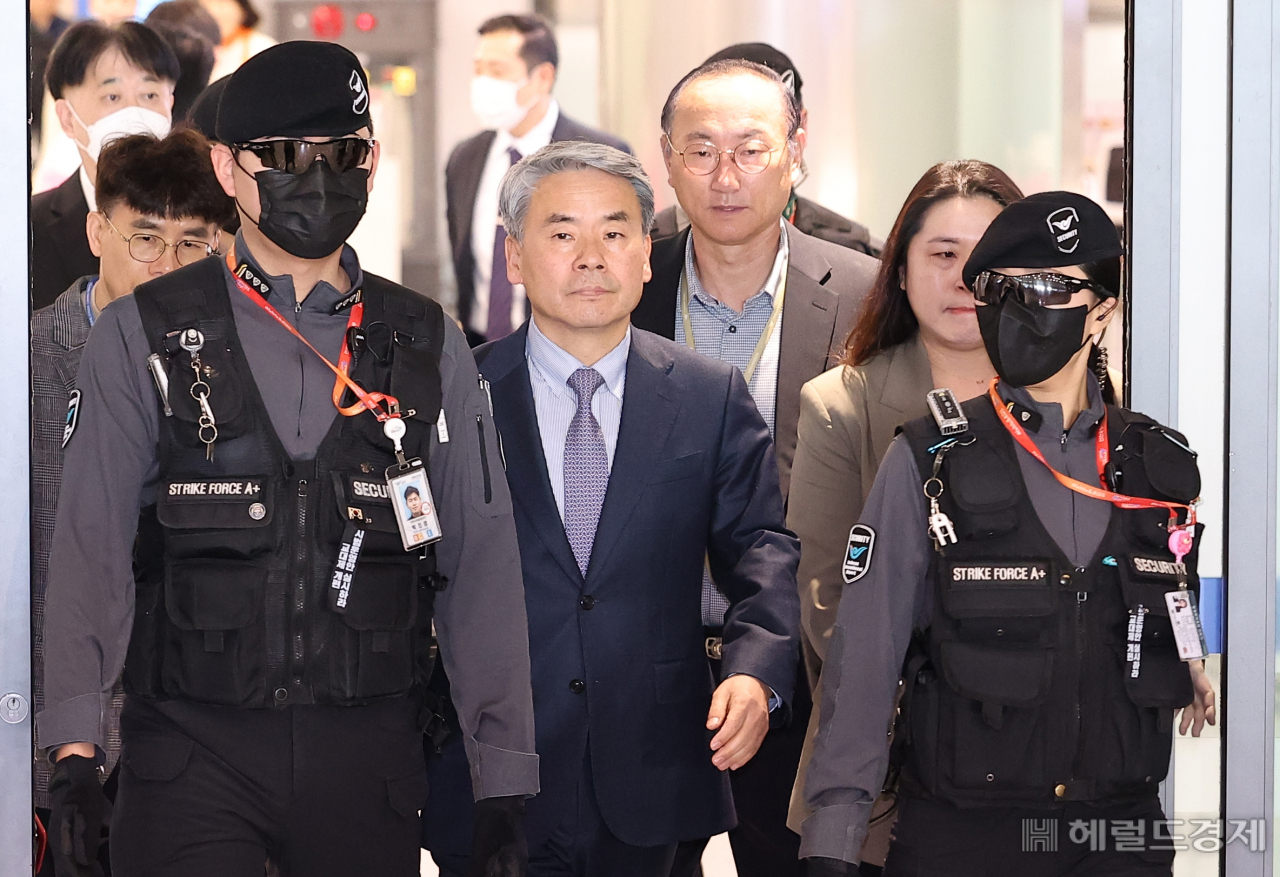 이종섭 주호주대사가 21일 오전 인천국제공항 제1여객터미널을 통해 귀국하며 취재진의 질문에 답하고 있다. 영종도=이상섭 시자