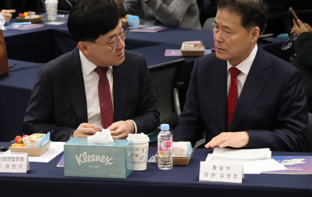 김영호(오른쪽) 통일부 장관과 정만기 한국산업연합포럼 회장이 21일 서울 서초구 자동차회관에서 열린 ‘제18회 니치 아워 포럼’에서 대화를 하고 있다. [한국산업연합포럼 제공]