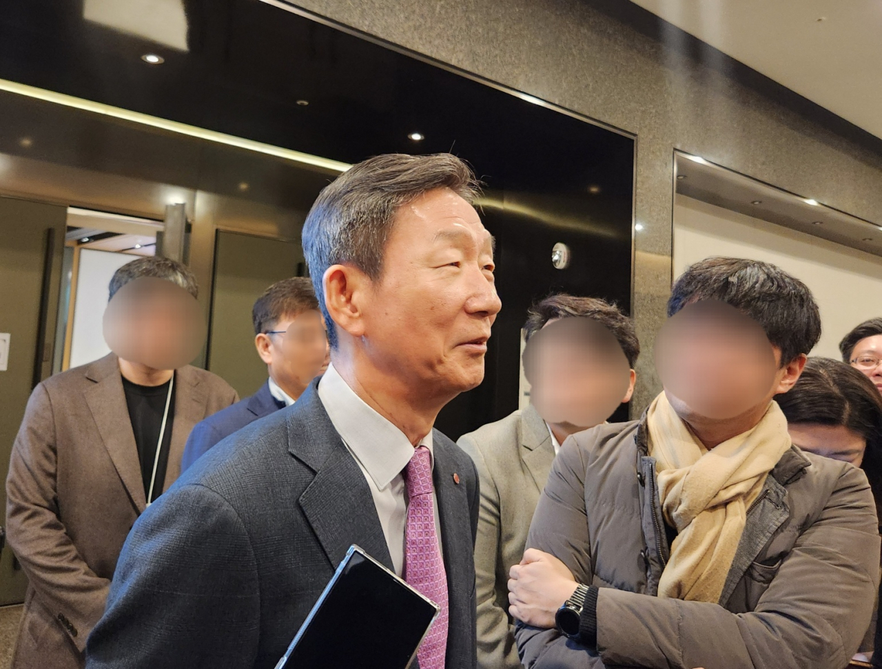 황현식 LG유플러스 사장이 21일 서울 용산 사옥에서 열린 제28기 정기 주주총회 이후 기자들의 질문에 답변하고 있다. [권제인 기자/eyre@]