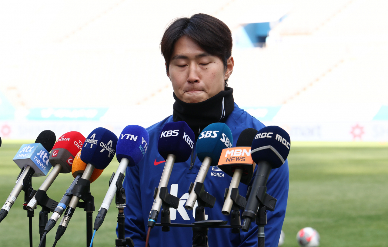 지난 아시안컵 기간 주장 손흥민과 물리적 충돌로 '하극상' 논란을 일으켰던 이강인이 20일 서울월드컵경기장에서 태국과 2026 FIFA 북중미 월드컵 2차 예선 경기를 앞두고 열린 훈련에 앞서 심경을 밝히고 있다. [연합]