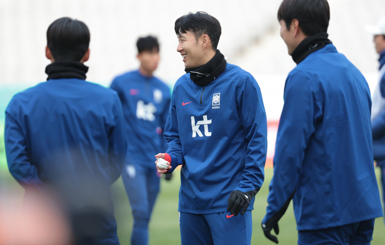 20일 서울월드컵경기장에서 태국과 2026 FIFA 북중미 월드컵 2차 예선 경기를 치르는 한국 축구대표팀 손흥민이 김영권, 김진수와 대화하고 있다. [연합]