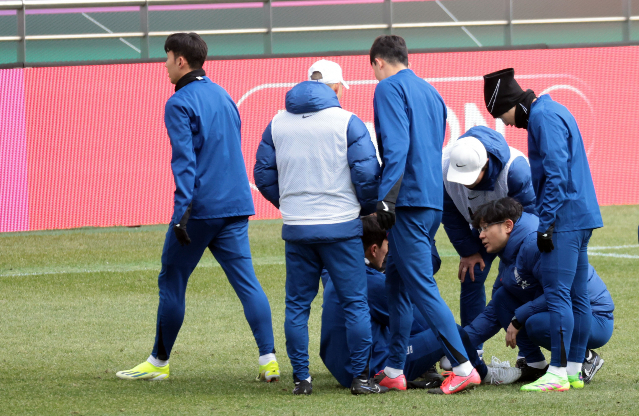 20일 서울월드컵경기장에서 태국과 2026 FIFA 북중미 월드컵 2차 예선 경기를 치르는 한국 축구대표팀의 손흥민(왼쪽)과 이강인(오른쪽)이 공식 훈련 중 넘어진 동료 선수를 살펴보고 있다. [연합]