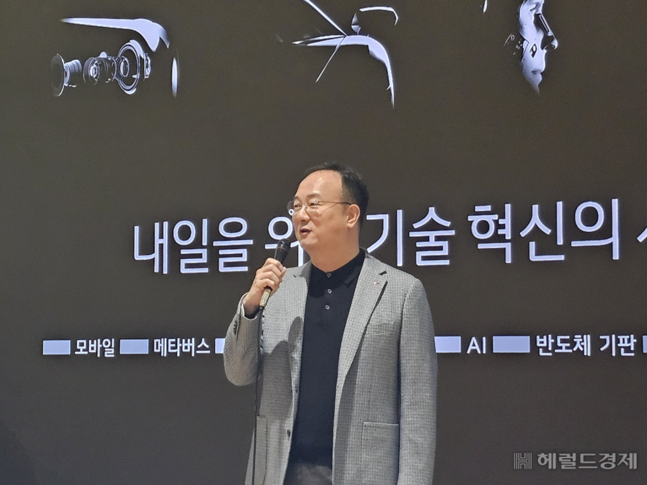 문혁수 LG이노텍 CEO가 21일 서울 강서구 LG사이언스파크 LG이노텍 본사에서 인사하고 있다. 김민지 기자