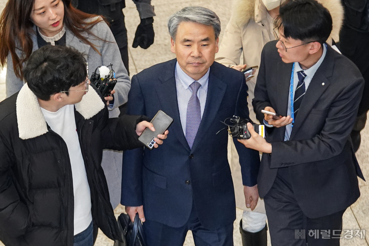 이종섭 주호주 대사가 21일 오전 인천국제공항 제1여객터미널을 통해 귀국한 뒤 차량으로 이동하고 있다. 영종도=이상섭 기자
