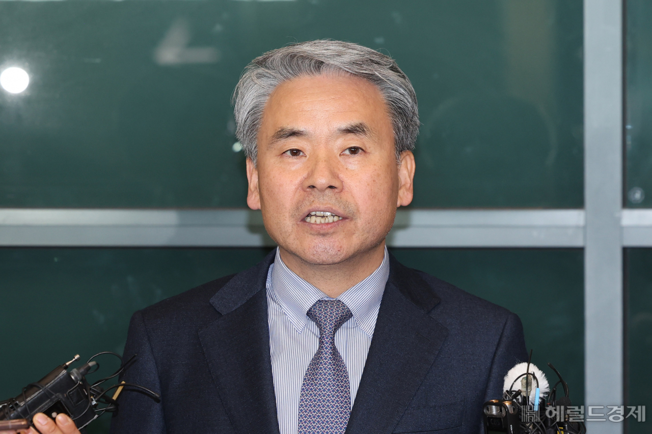 이종섭 주호주 대사가 21일 오전 인천국제공항 제1여객터미널을 통해 귀국하며 발언하고 있다. 영종도=이상섭 기자