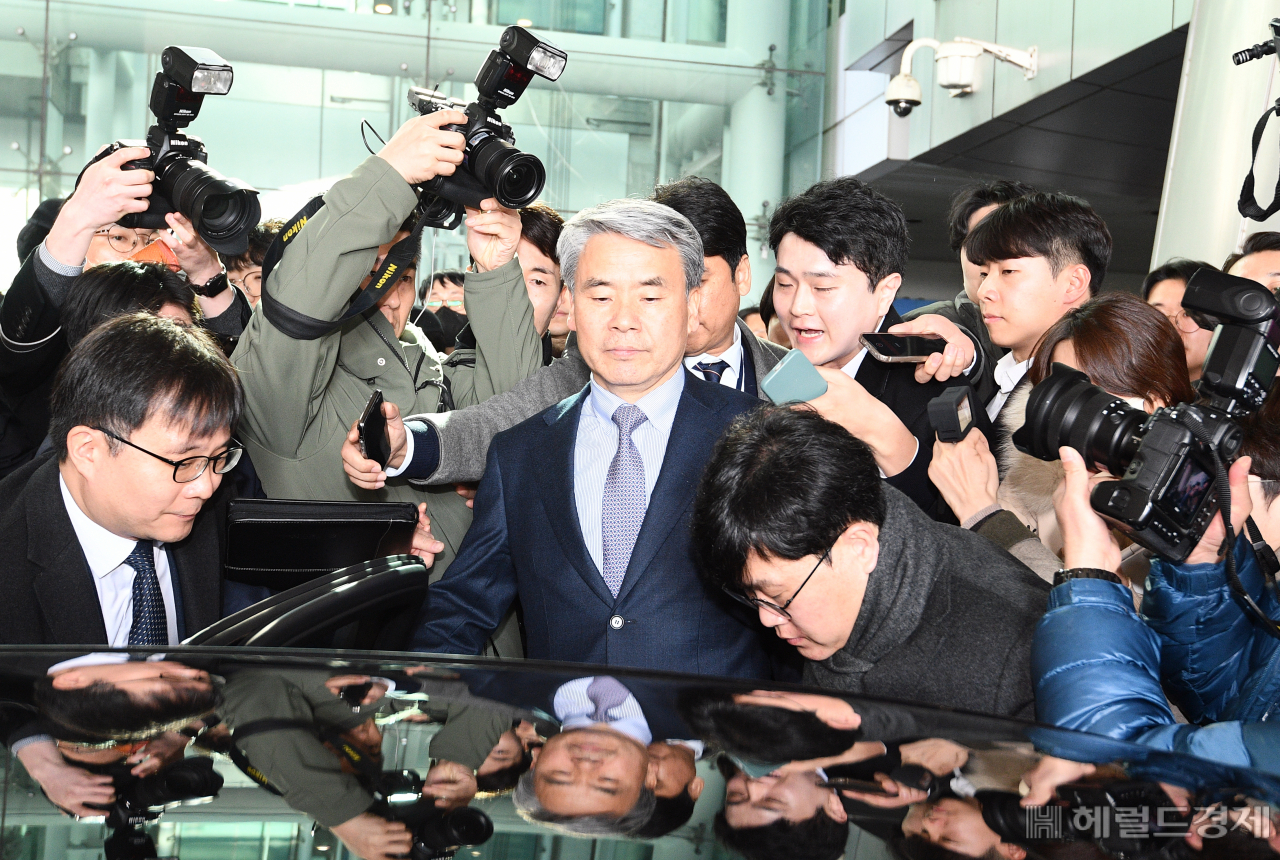 국방부 장관 재직 시절 채 상병 사건 조사 과정에서 외압을 행사한 혐의를 받는 이종섭 주호주 대사가 21일 오전 인천국제공항을 통해 귀국한 뒤 차량으로 이동하고 있다. 영종도=이상섭 기자