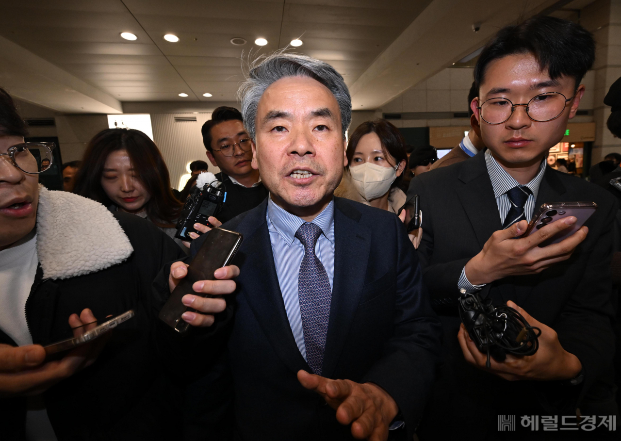 '해외 도피' 논란을 일으킨 이종섭 주호주 대사가 21일 오전 인천국제공항 제1터미널을 통해 귀국하고 있다. 영종도=이상섭 기자