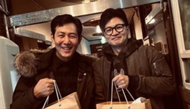 배우 이정재(좌)와 한동훈 국민의힘 비상대책위원장이 지난해 한 식당에서 식사를 하고 찍은 사진.[온라인 커뮤니티 캡처]