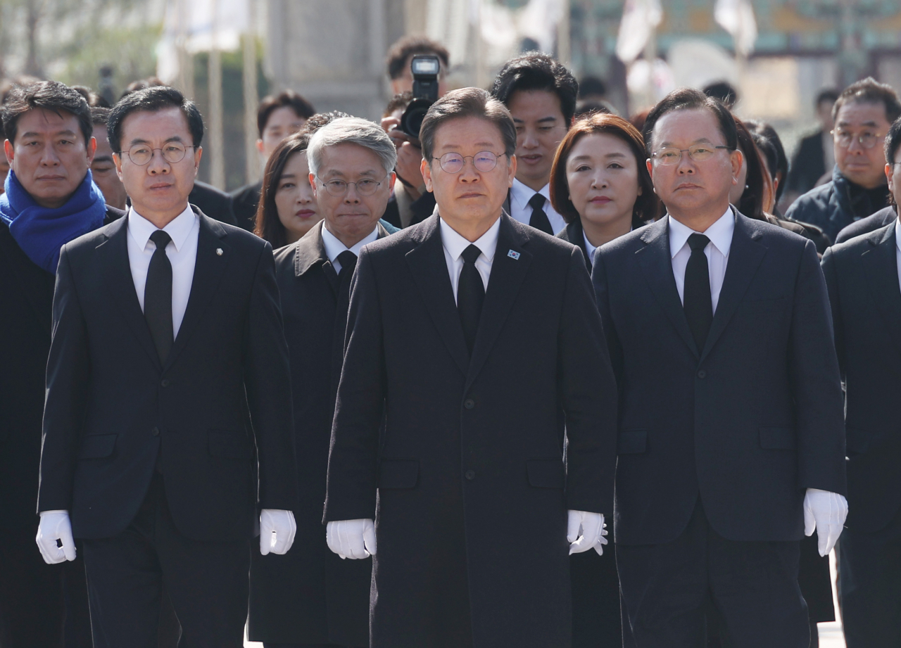 이재명(앞줄 가운데) 더불어민주당 대표가 21일 윤영덕 더불어민주연합 공동대표(왼쪽), 김부겸 상임공동선대위원장 등과 함께 광주 국립5.18민주묘지를 참배하고 있다. [연합]