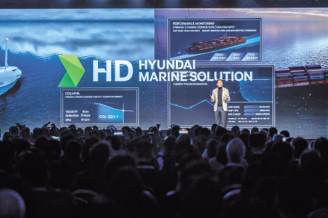 정기선 HD현대 부회장이 올해 1월 CES 2024의 기조연설자로 무대에 올라 HD현대마린솔루션의 해양 데이터 솔루션 ‘오션와이즈’에 대해 설명하고 있는 모습 [HD현대 제공]