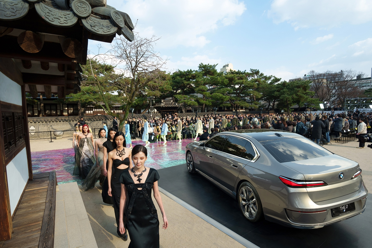 지난 20일 서울 종로구 운현궁에서 열린 2024 F/W 컬렉션에서 BMW의 럭셔리 플래그십 순수전기 세단인 뉴 i7이 전시된 모습. [BMW 코리아 제공]