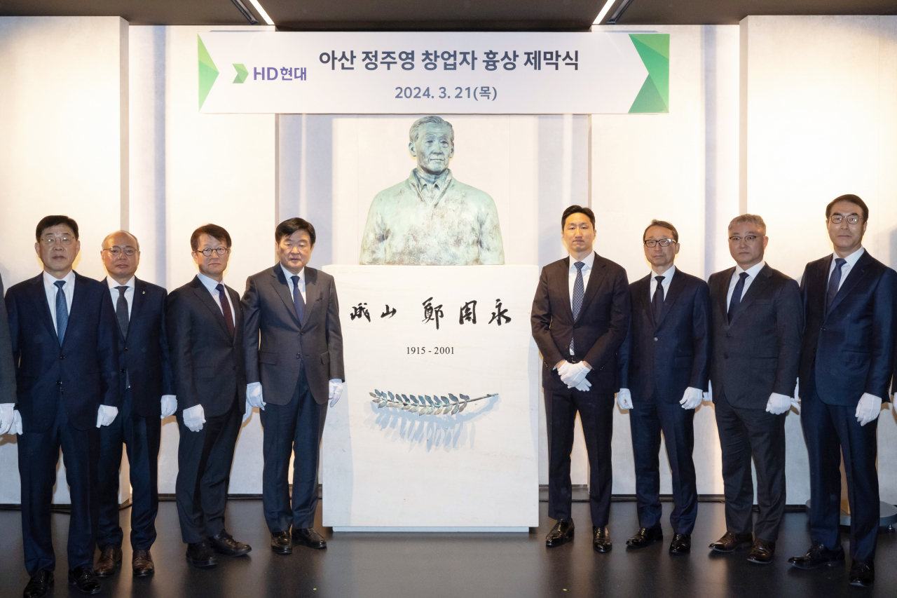 권오갑(왼쪽 네번째) HD현대 회장과 정기선(왼쪽 다섯번째) 부회장을 비롯한 HD현대 주요 계열사 경영진이 21일 경기 성남시 HD현대 글로벌R&D(연구개발)센터 정주영 창업주 흉상 앞에서 추모식을 진행하고 있다. 왼쪽부터 이기동 HD현대마린솔루션 대표, 이동욱 HD현대사이트솔루션 대표, 주영민 HD현대오일뱅크 대표, 권 회장, 정 부회장, 조영철 HD현대사이트솔루션 대표, 오승현 HD현대인프라코어 대표, 최철곤 HD현대건설기계 대표 [HD현대 제공]