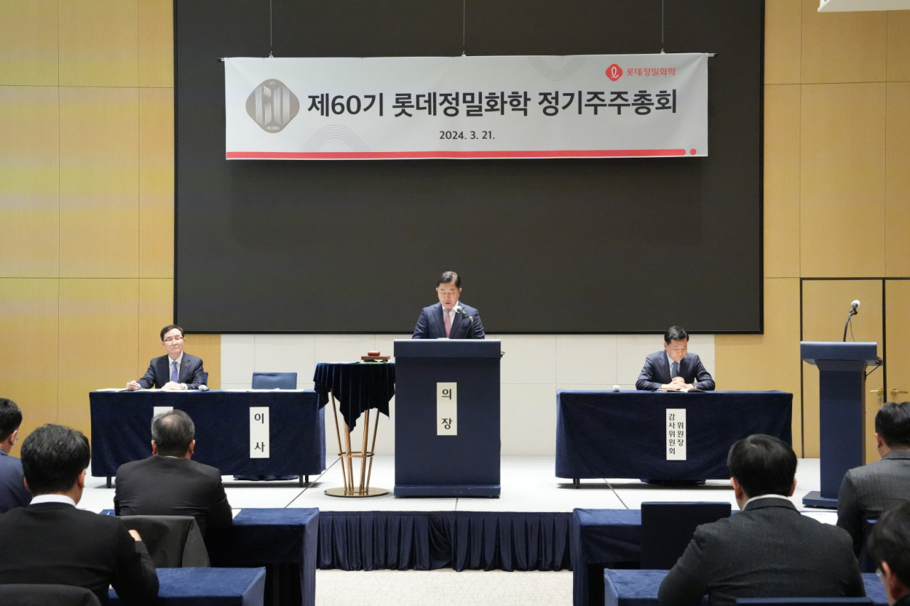 김용석 롯데정밀화학 대표가 21일 서울 잠실에서 열린 제60기 주주총회에서 발언하고 있다. [롯데정밀화학 제공]