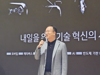 문혁수 LG이노텍 CEO가 21일 서울 강서구 LG사이언스파크 LG이노텍 본사에서 인사하고 있다. 김민지 기자