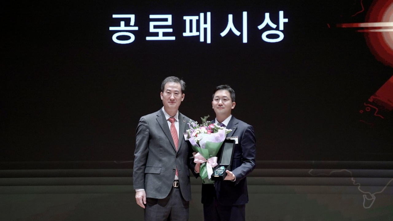 21일 열린 '한국거래소(KRX) 금시장 개설 10주년 기념 세미나'에서 공로패을 수상한 남용수 한국투자신탁운용 ETF운용본부장(우측)이 이경식 한국거래소 부이사장(좌측)과 기념사진을 촬영하고 있다. [한국투자신탁운용]