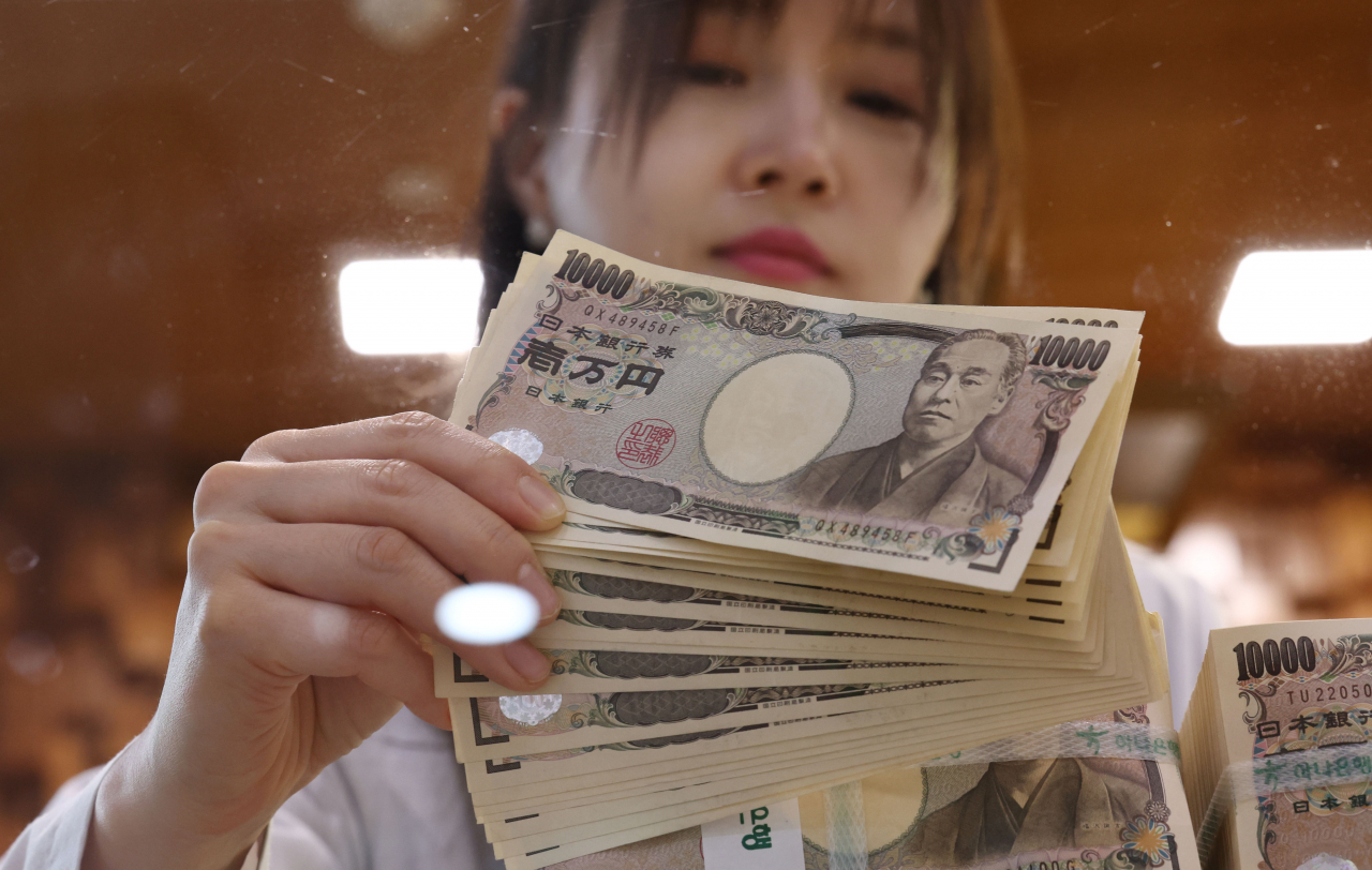 일본 중앙은행인 일본은행이 17년 만에 금리 인상을 결정한 19일 서울 중구 하나은행 본점 위변조대응센터에서 직원이 엔화를 정리하고 있다. 연합뉴스