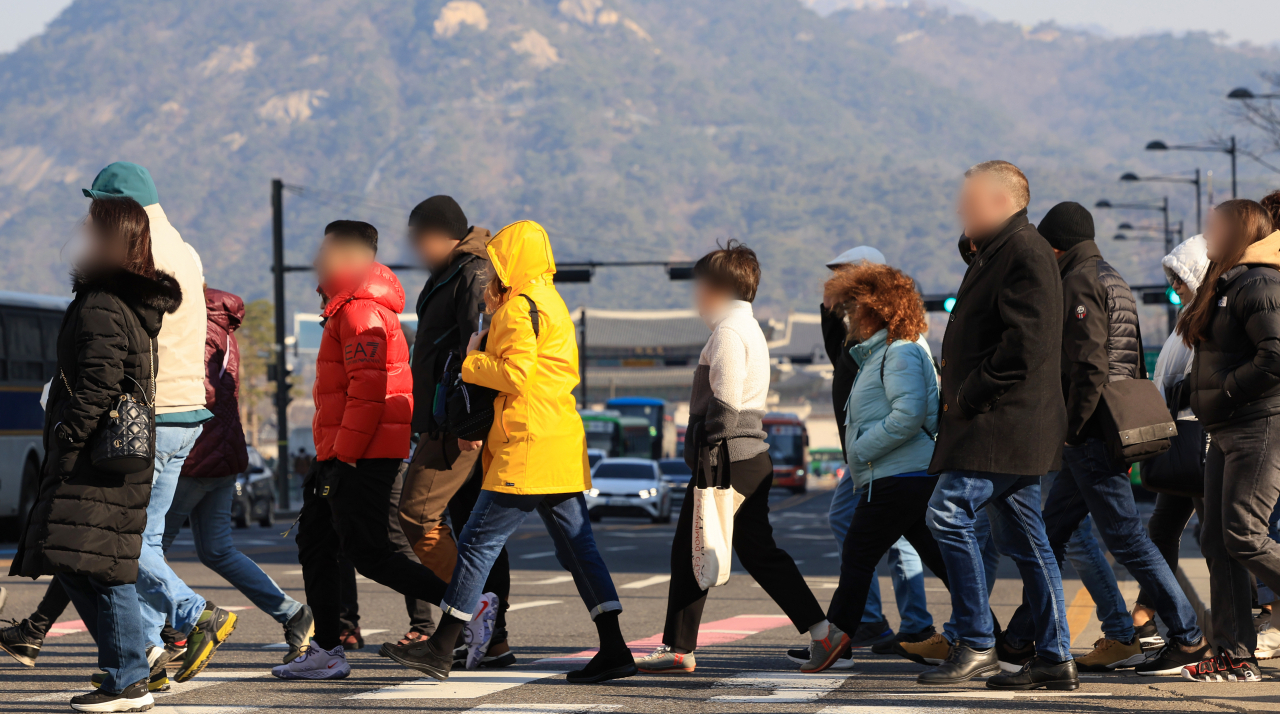 절기상 춘분(春分)인 20일 오전 서울 광화문 사거리에서 시민들이 횡단보도를 건너고 있다. [연합]