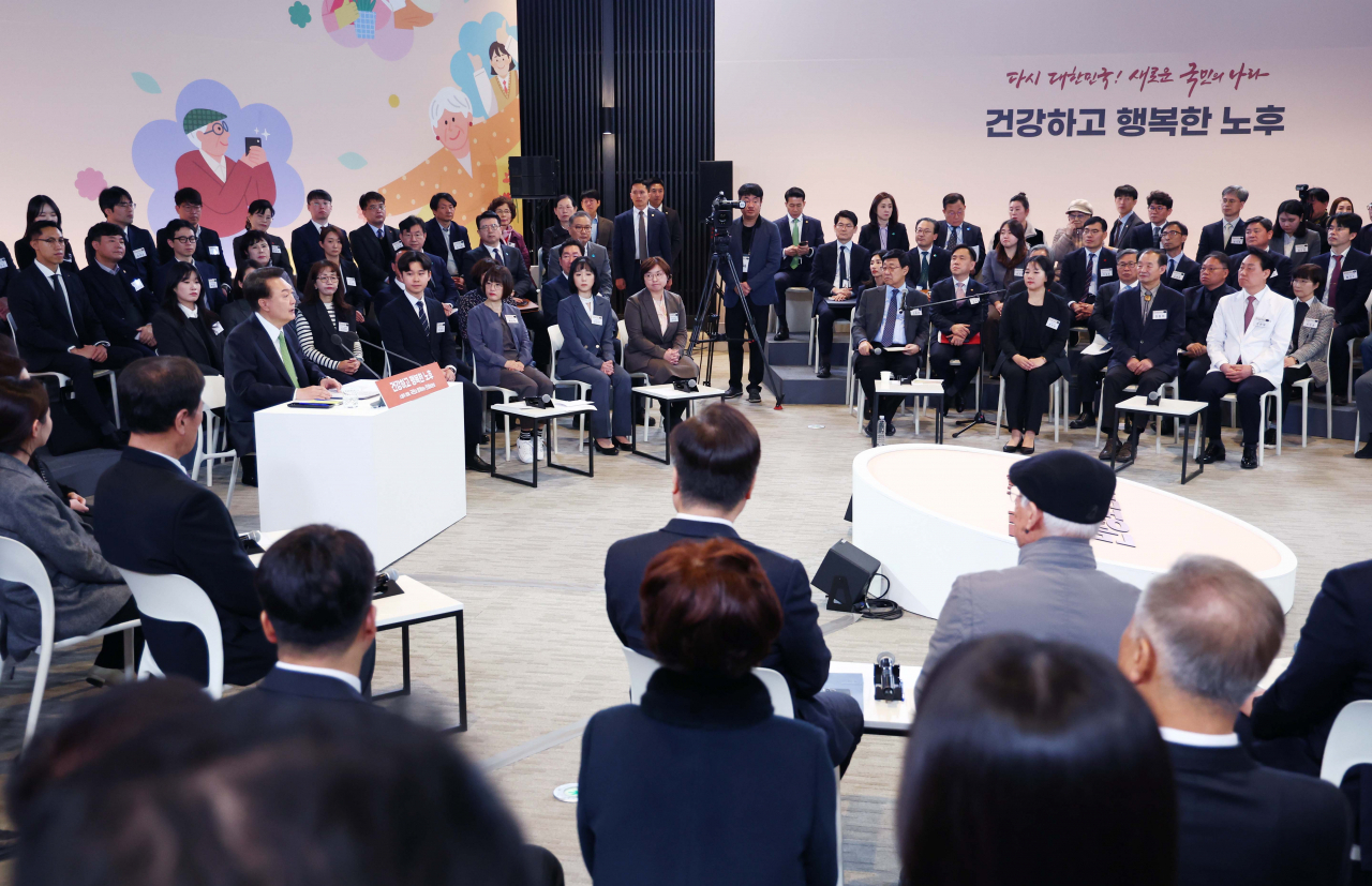 윤석열 대통령이 21일 강원 원주시 건강보험심사평가원에서 ‘건강하고 행복한 노후’를 주제로 스물두 번째 열린 ‘국민과 함께하는 민생토론회’에서 발언하고 있다.[연합]