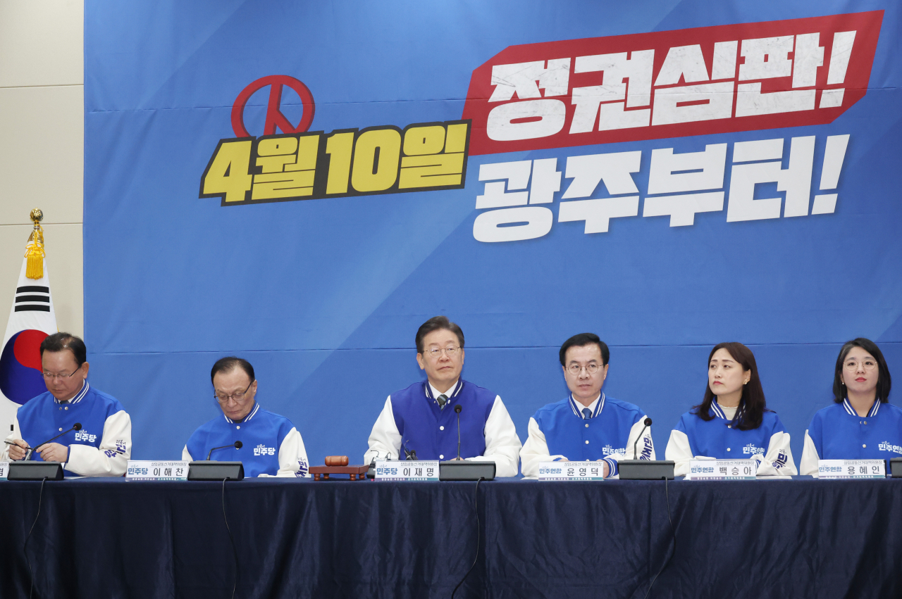 21일 광주 김대중컨벤션센터에서 더불어민주당과 더불어민주연합의 현장 선거대책위원회의가 열리고 있다. 왼쪽부터 민주당 김부겸, 이해찬, 이재명 상임공동선대위원장, 더불어민주연합 윤영덕, 백승아, 용혜인 상임공동선대위원장.[연합]