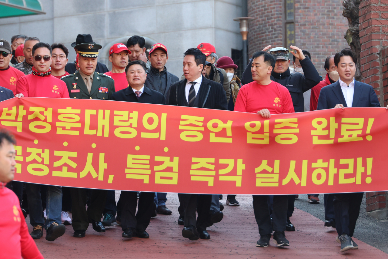 해병대 채 상병 순직사건 수사 이첩 관련 항명 및 상관명예훼손 혐의로 기소된 박정훈 전 수사단장(대령)이 21일 오전 해병대 예비역, 이준석 개혁신당 대표(맨 오른쪽) 등과 함께 3차 공판이 열리는 서울 용산구 중앙지역군사법원으로 향하고 있다. [연합]