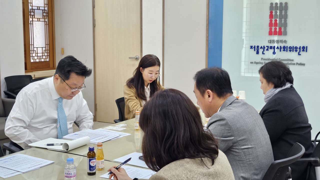 주형환 저출산고령사회위원회 부위원장(왼쪽 첫 번째)와 보육·돌봄 정책 전문가들이 21일 정부서울청사에서 간담회를 갖고 있다.[저출산고령사회위원회 제공]