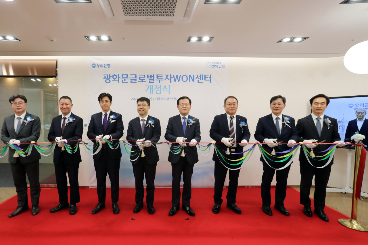 김상곤(좌측부터) 법무법인 광장 대표, 신창훈 VIG파트너스 대표, 박명제 블랙록자산운용 대표, 오종한 법무법인 세종 대표, 조병규 우리은행장, 김창규 우리벤처파트너스 대표, 기동호 우리은행 기업투자금융부문 부행장, 류형진 우리은행 외환그룹 부행장이 개점식에서 기념사진을 촬영하고 있다.[우리은행 제공]