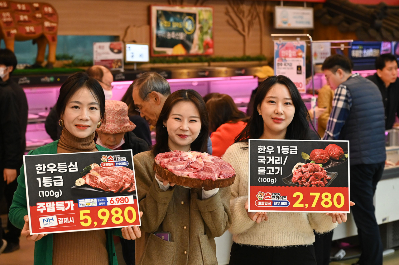 농협하나로유통·농협유통이 지난 21일 서울 서초구 농협 하나로마트 양재점에서 한우 특가 할인 '봄맞이 한우 할인에 할인을 더하다!'를 진행하는 가운데 모델들이 행사를 소개하고 있다. [헤럴드경제DB]