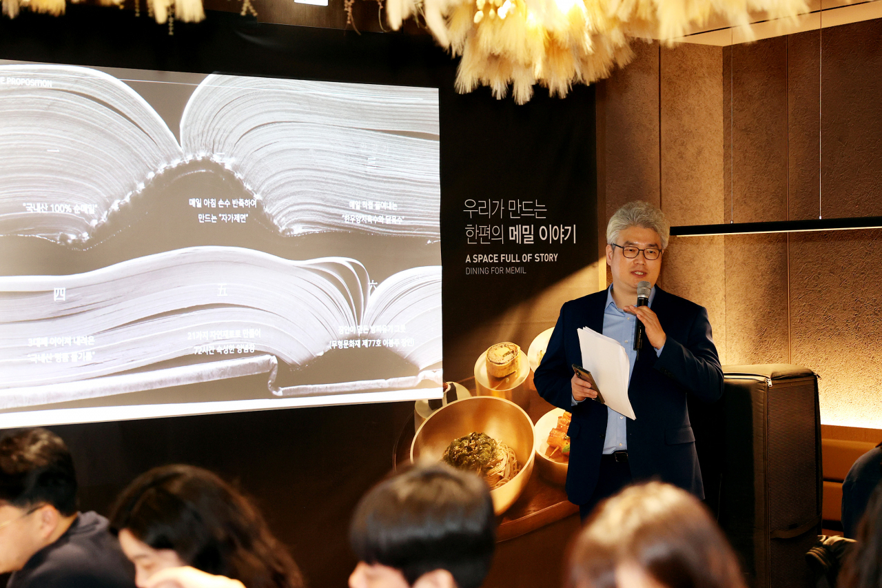 21일 서울 영등포구 여의도동 ‘메밀단편’에서 열린 미디어 시식회에서 송원엽 교촌에프앤비 글로벌미주·신사업부문 혁신리더가 설명하고 있다. [교촌에프앤비 제공]