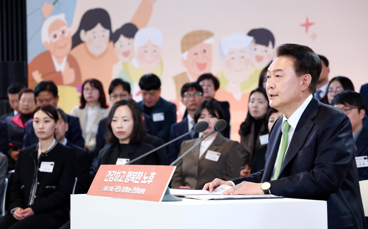 윤석열 대통령이 지난 21일 강원 원주시 건강보험심사평가원에서 '건강하고 행복한 노후'를 주제로 스물두 번째 열린 '국민과 함께하는 민생토론회'에서 발언하고 있다. [연합]