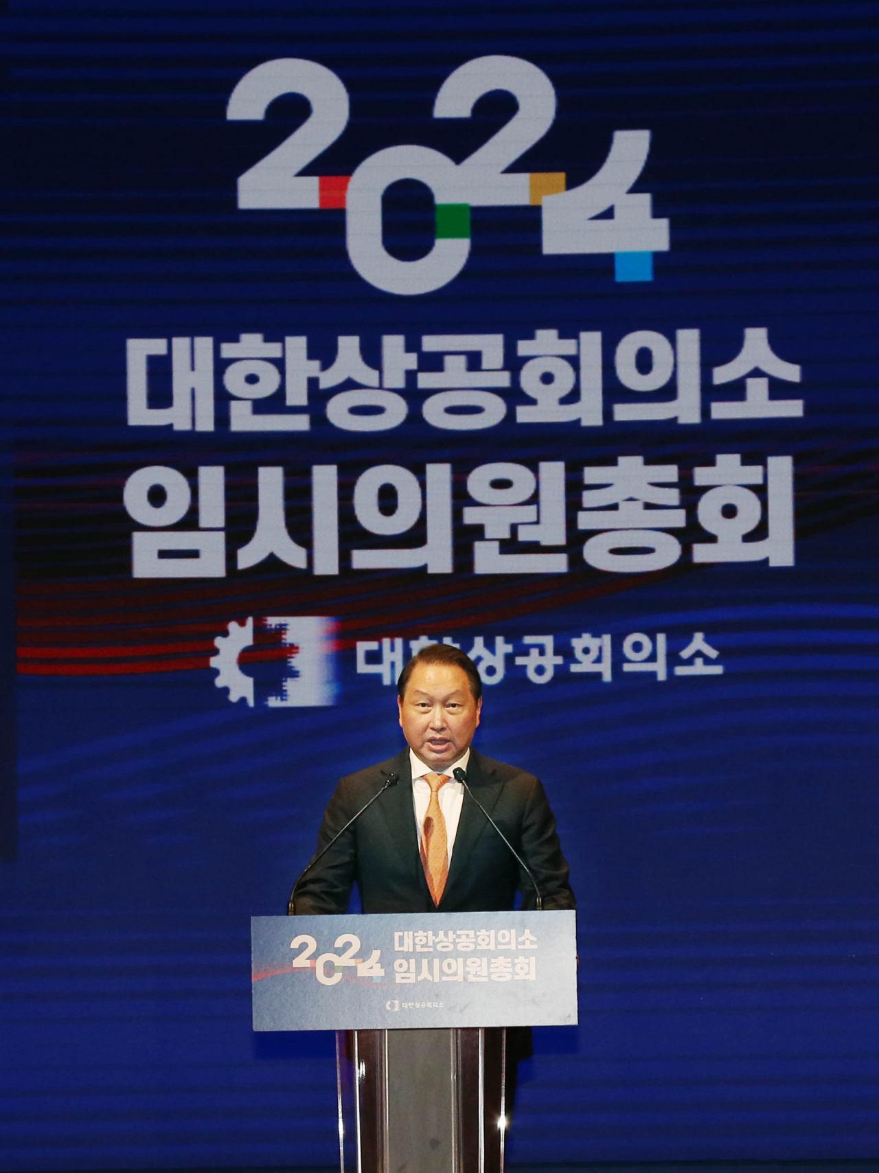 최태원 대한상공회의소 회장이 21일 대한상의 임시 의원총회에서 연임을 확정 지은 후 인사말을 하고 있다. [대한상의 제공]