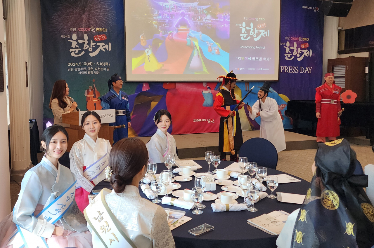 21일 프레스센터에서 열린 남원 춘향제 서울 내외신 설명회. 남원시장은 변사또, 관광과장은 호위무사로 변해 상황극 형태로 설명회를 시작했다. 몽룡 도령이 객석에서 출두 시기를 재고 있다. 2022, 2023년 춘향들은 이 흥미로운 상황극을 지켜보다 취재진의 요청으로 잠시 고개를 돌렸다.