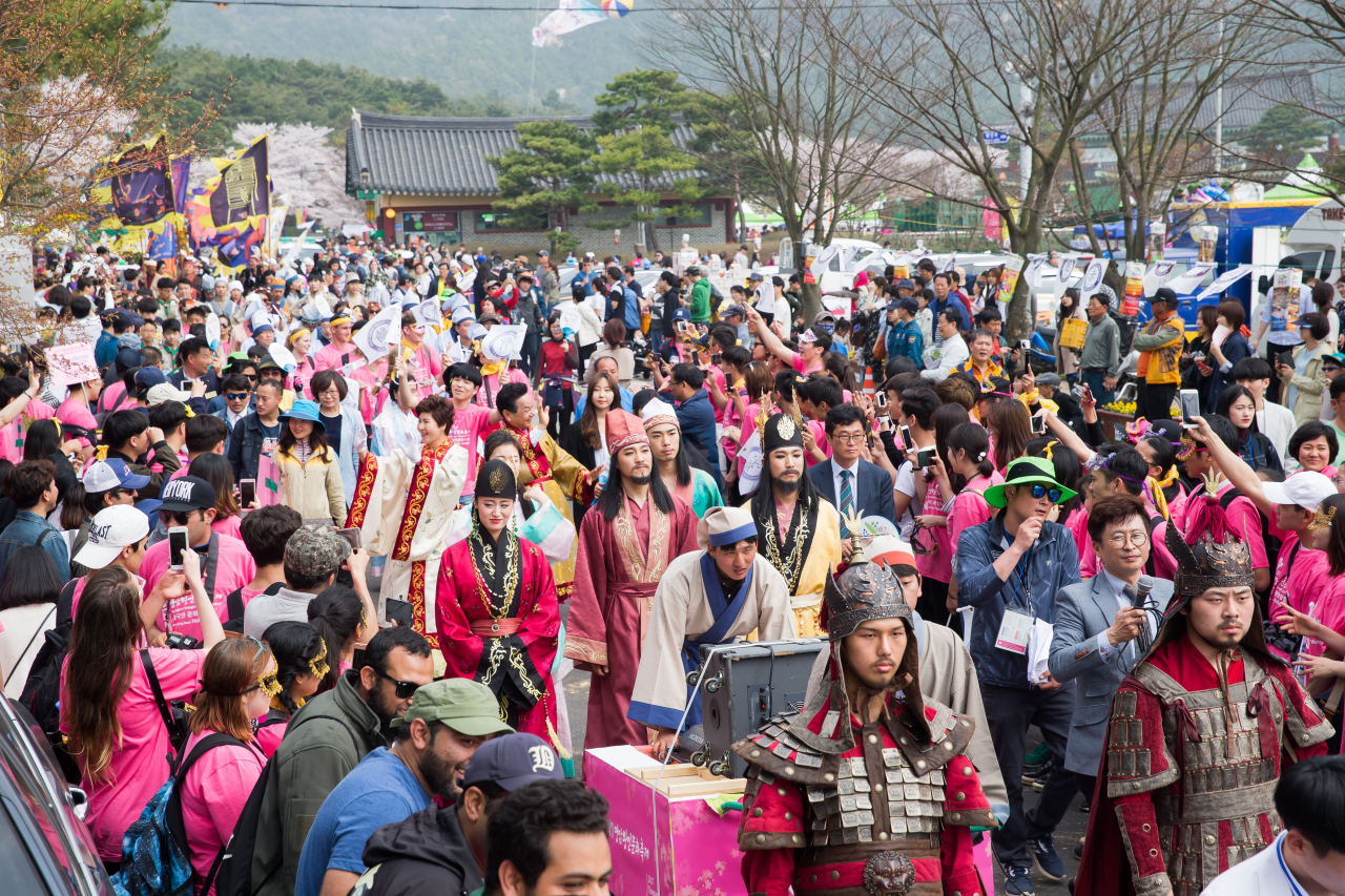 왕인 축제 퍼레이드