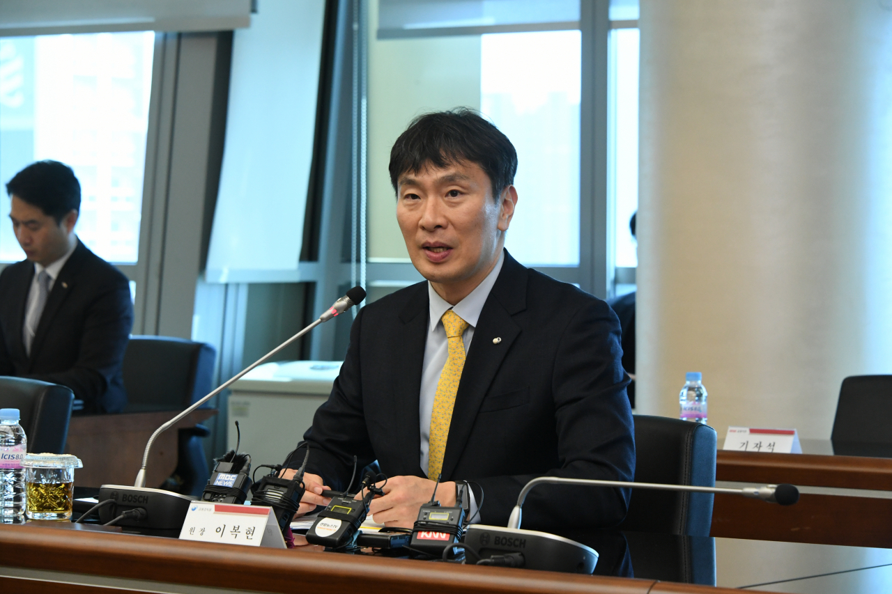 이복현 금융감독원장이 19일 지방지주 회장, 은행장과 가진 간담회에서 발언하고 있는 모습. [금융감독원 제공]