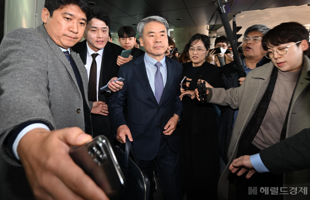 '해외 도피' 논란을 일으킨 이종섭 주 호주 대사가 21일 오전 인천국제공항 제1터미널을 통해 귀국하고 있다. 이상섭 기자