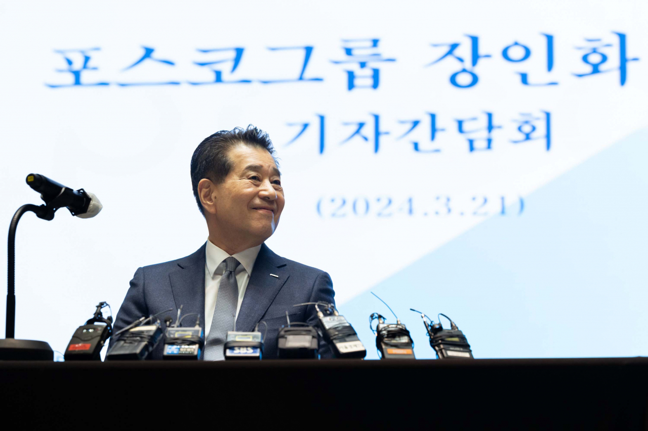 장인화 포스코그룹 신임 회장이 21일 열린 기자간담회장에 선 모습. [포스코그룹 제공]