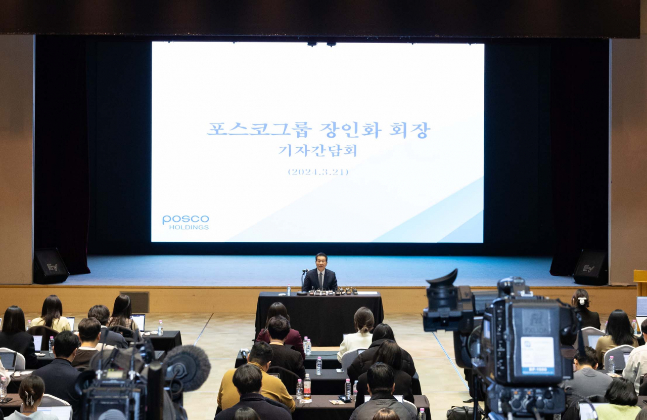 장인화 포스코그룹 신임 회장이 21일 열린 기자간담회장에 선 모습. [포스코그룹 제공]