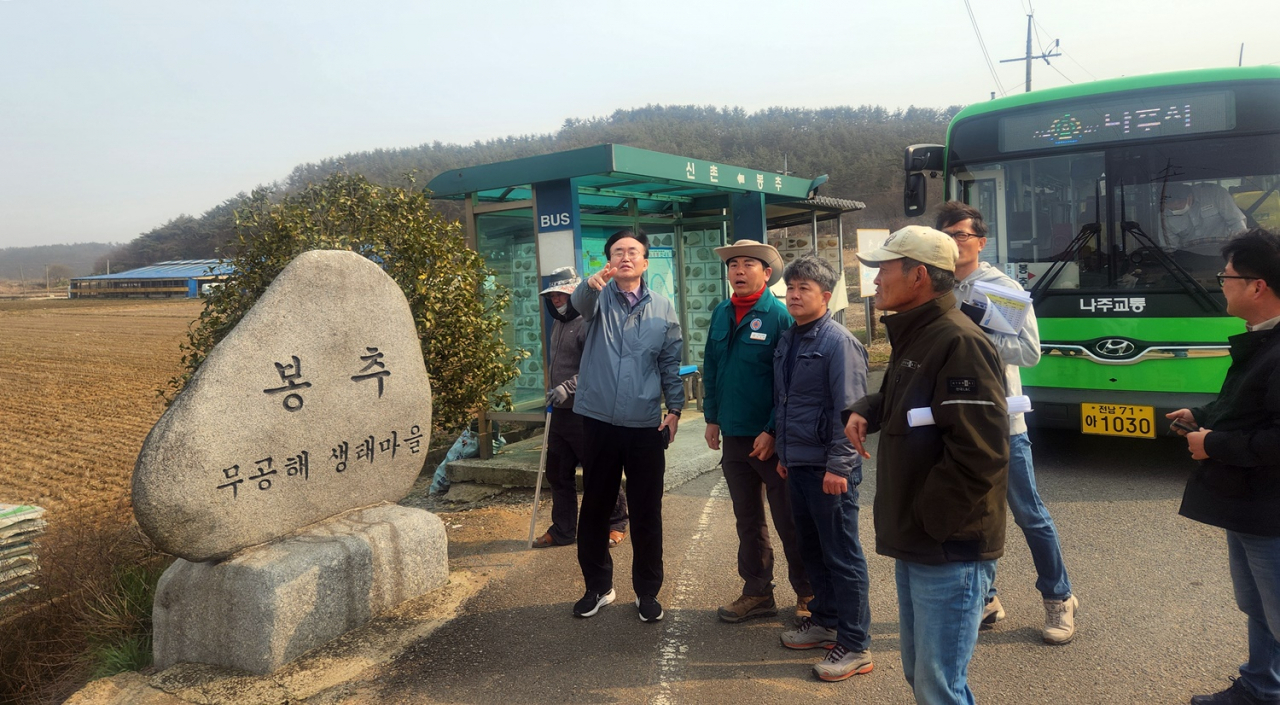 윤병태시장이 마을버스 노선 관련 설명하고 있다