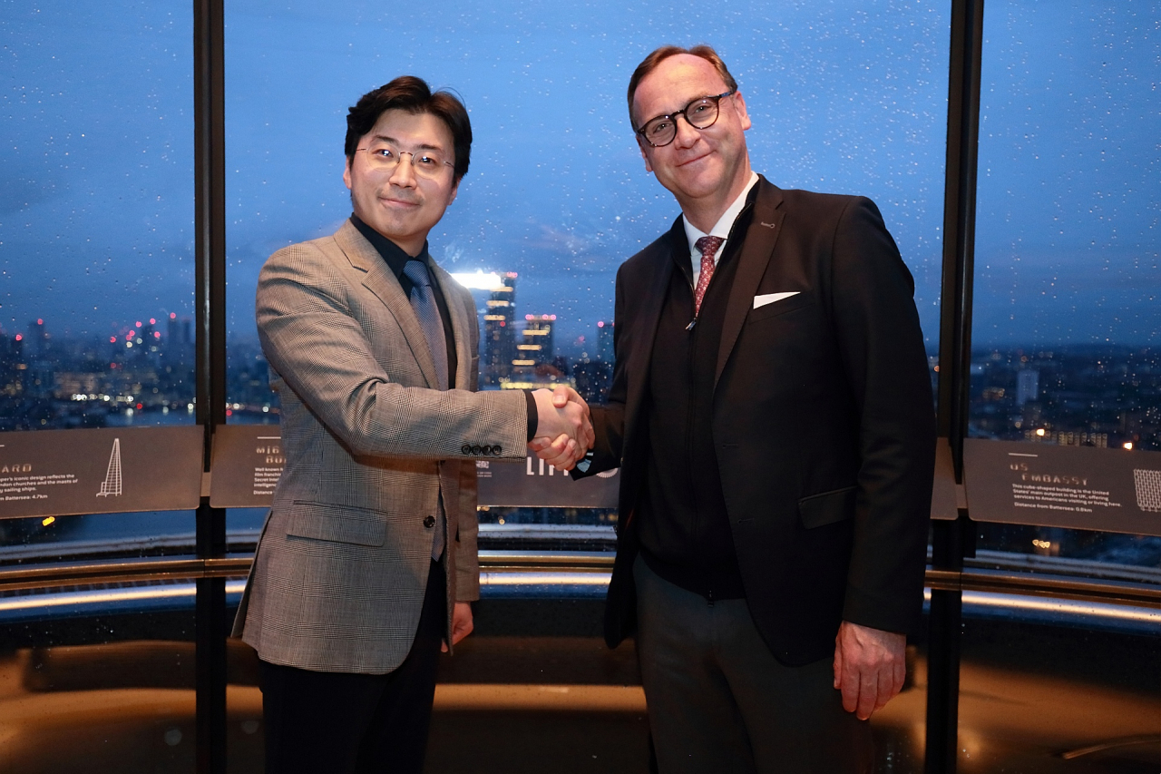 이주완(왼쪽) 메가존클라우드 대표와 마커스 플리쉬 테라 퀀텀 CEO가 업무협력 협약식에서 기념촬영을 하고 있다. [메가존클라우드 제공]