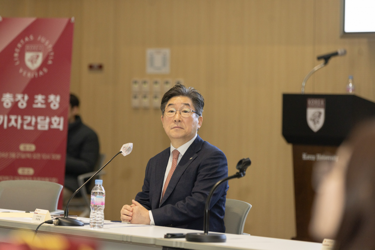 김동원 고려대 총장이 21일 서울 성북구 고려대 SK미래관 최종현홀에서 기자간담회를 열고 있다. [고려대 제공]