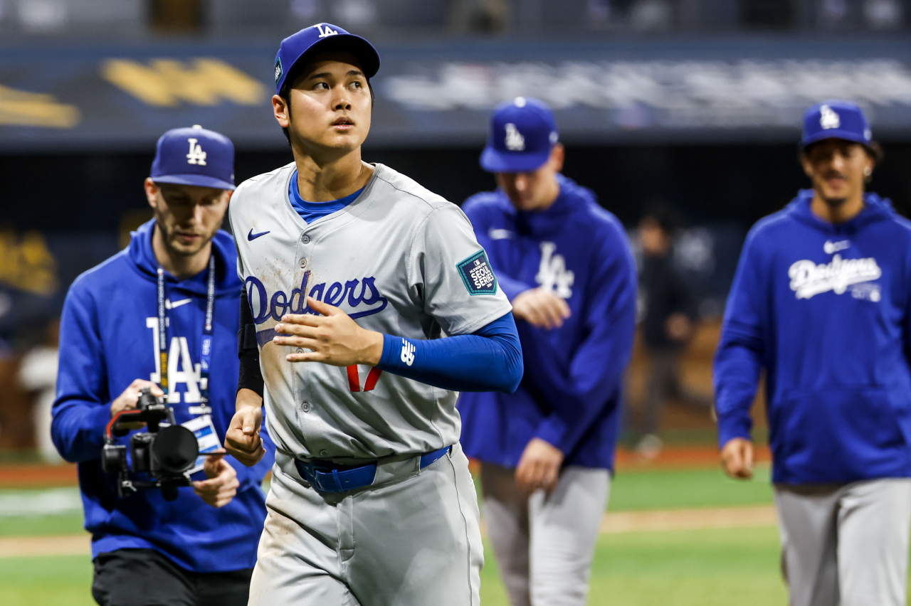 20일 오후 서울 고척스카이돔에서 미국프로야구(MLB) 공식 개막전 LA 다저스 대 샌디에이고 파드리스 1차전에서 5대2로 승리한 LA 다저스 오타니가 경기장을 나서고 있다. [연합]