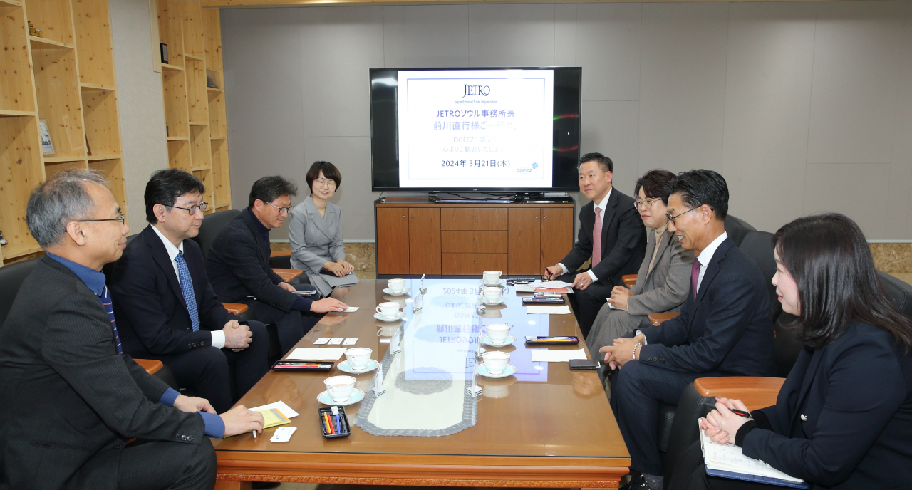 일본무역진흥기구인 JETRO 서울사무소 관계자들이 21일 대경경자청을 찾아 간담회를 갖고 있다.[대구경북경제자유구역청 제공]