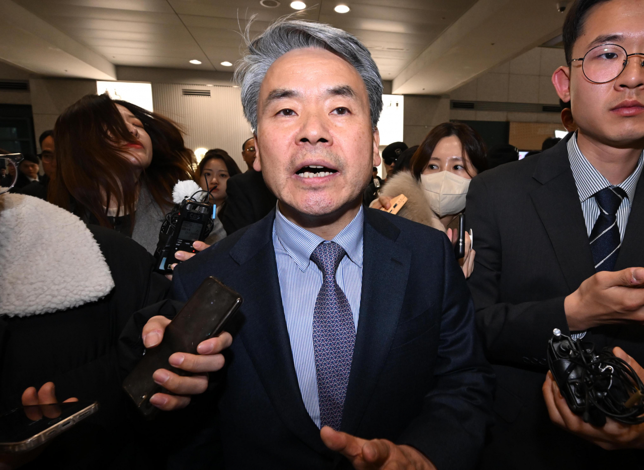 해병대 채모 상병 순직 사건 외압 의혹으로 수사받는 이종섭 주호주 대사가 지난 21일 인천 영종도 인천국제공항 제1터미널을 통해 귀국하고 있다. [연합]