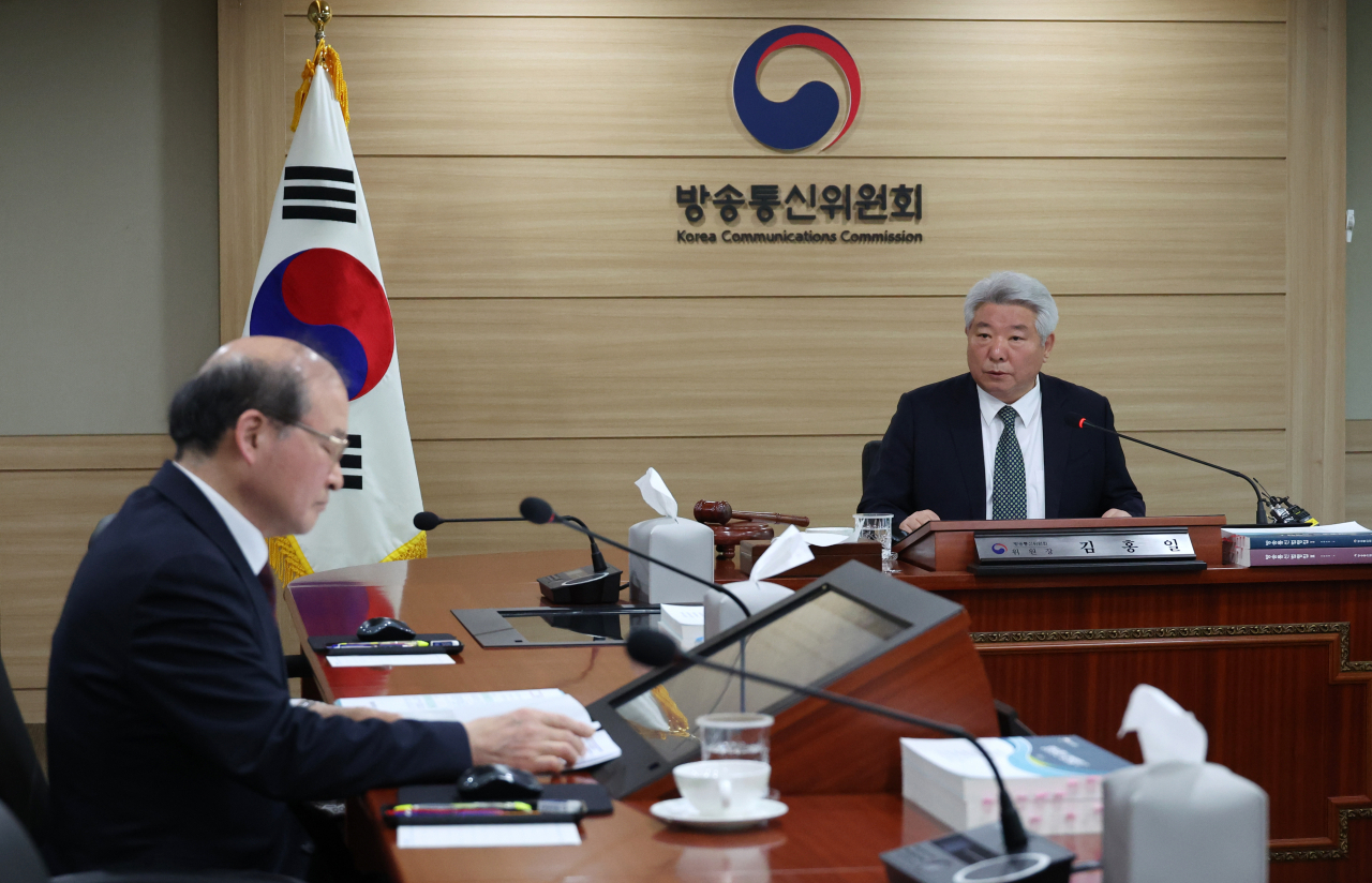 김홍일 방송통신위원장이 13일 과천정부청사에서 단통법 시행령 개정에 따른 관련 고시 제개정(안) 등을 의결하기 위해 열린 14차 방송통신위원회를 주재하고 있다. [연합]