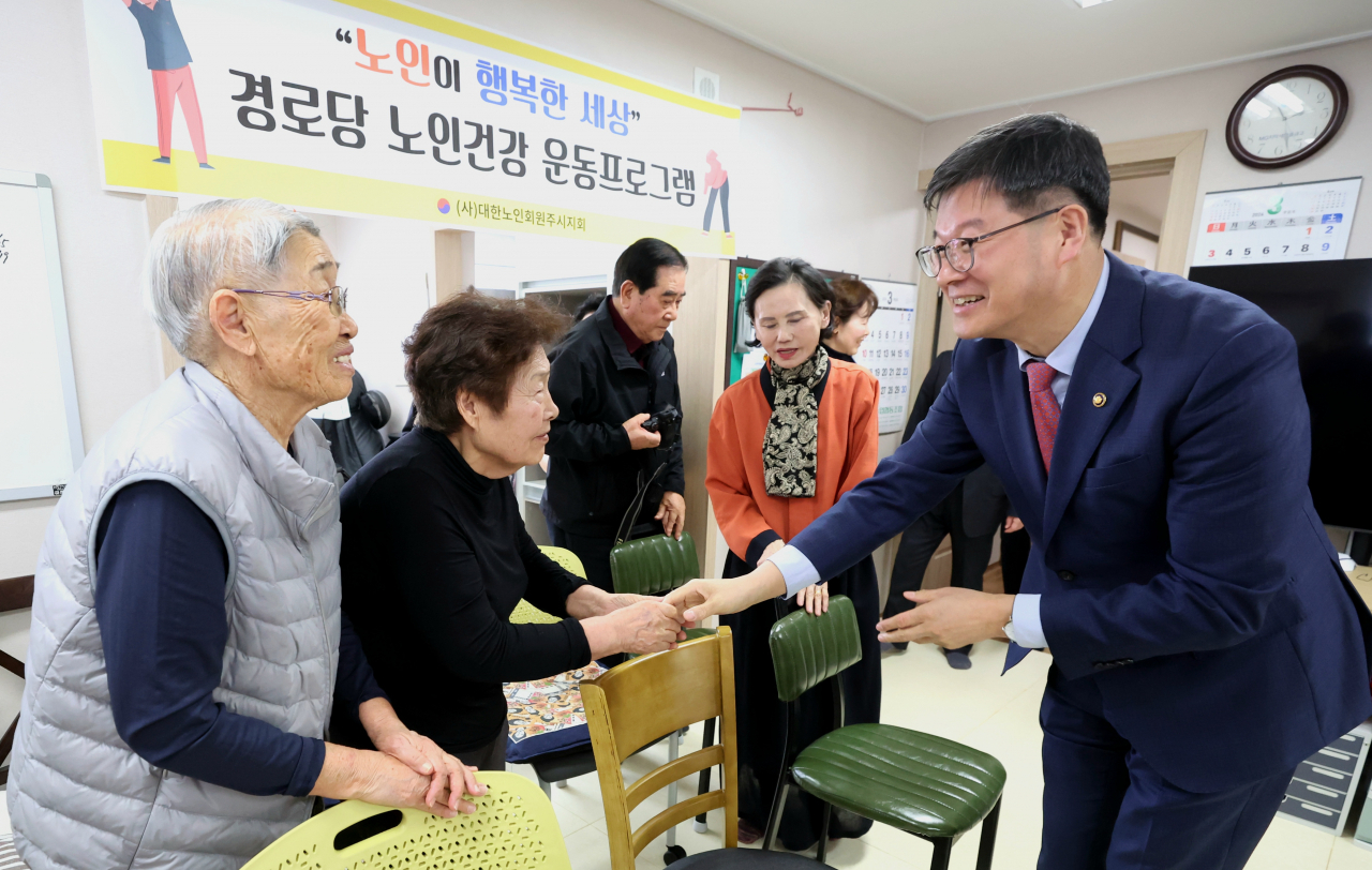 이기일 보건복지부 제1차관이 21일 강원도 원주시 소재 아파트 경로당을 방문해 경로당 이용 현황을 점검하고, 경로당 식사 제공 등 어르신 복지정책을 강화해 갈 것이라고 말했다.[보건복지부 제공]