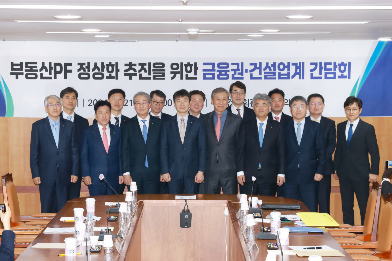 이복현(앞줄 가운데) 금융감독원장과 주요 금융·건설사 대표들이 21일 서울 여의도 주택건설회관에서 진행된 부동산 프로젝트파이낸싱(PF) 정상화 추진 간담회에서 기념사진을 촬영하고 있다. [금융감독원 제공]