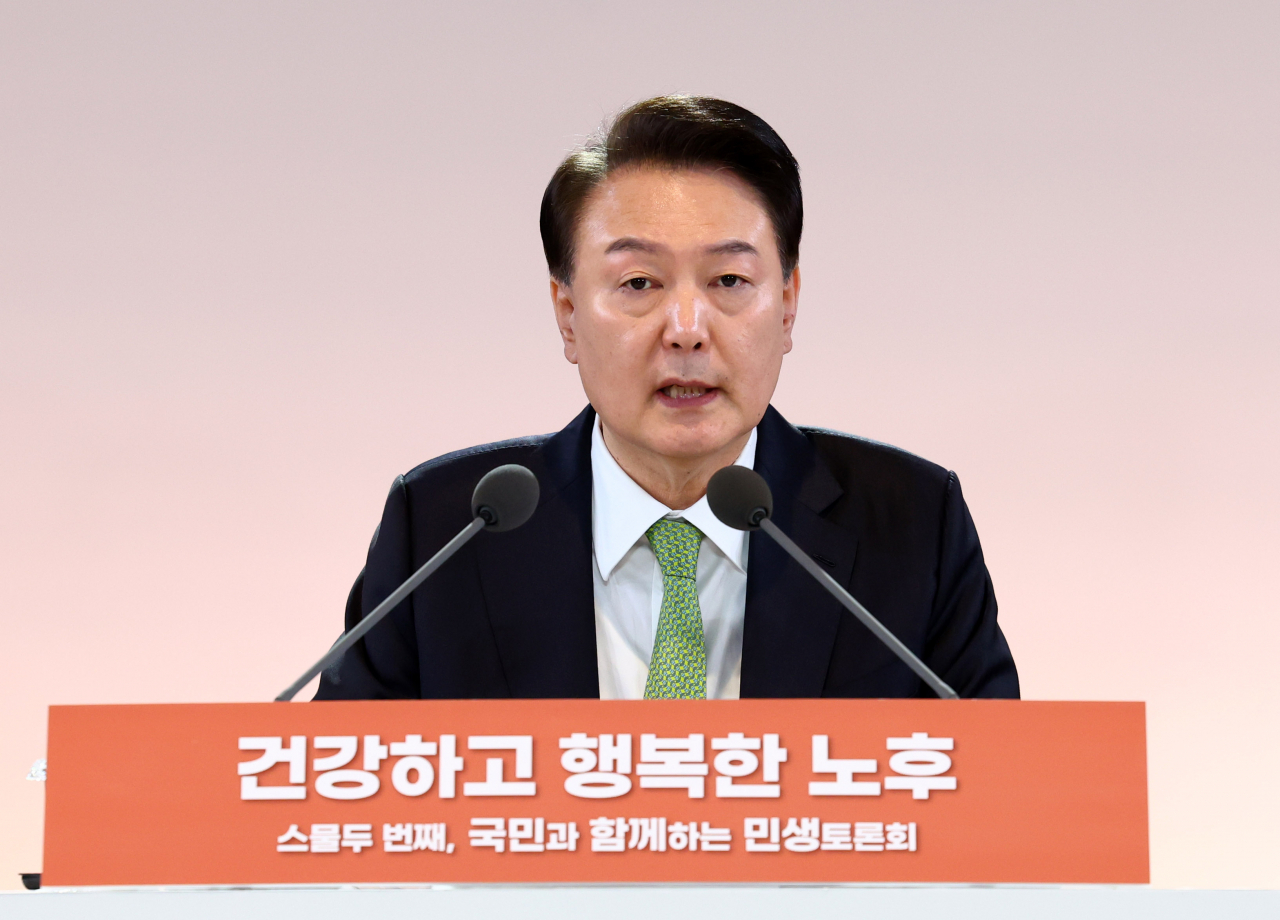 윤석열 대통령이 21일 강원 원주시 건강보험심사평가원에서 '건강하고 행복한 노후'를 주제로 스물두 번째 열린 '국민과 함께하는 민생토론회'에서 발언하고 있다. [연합]