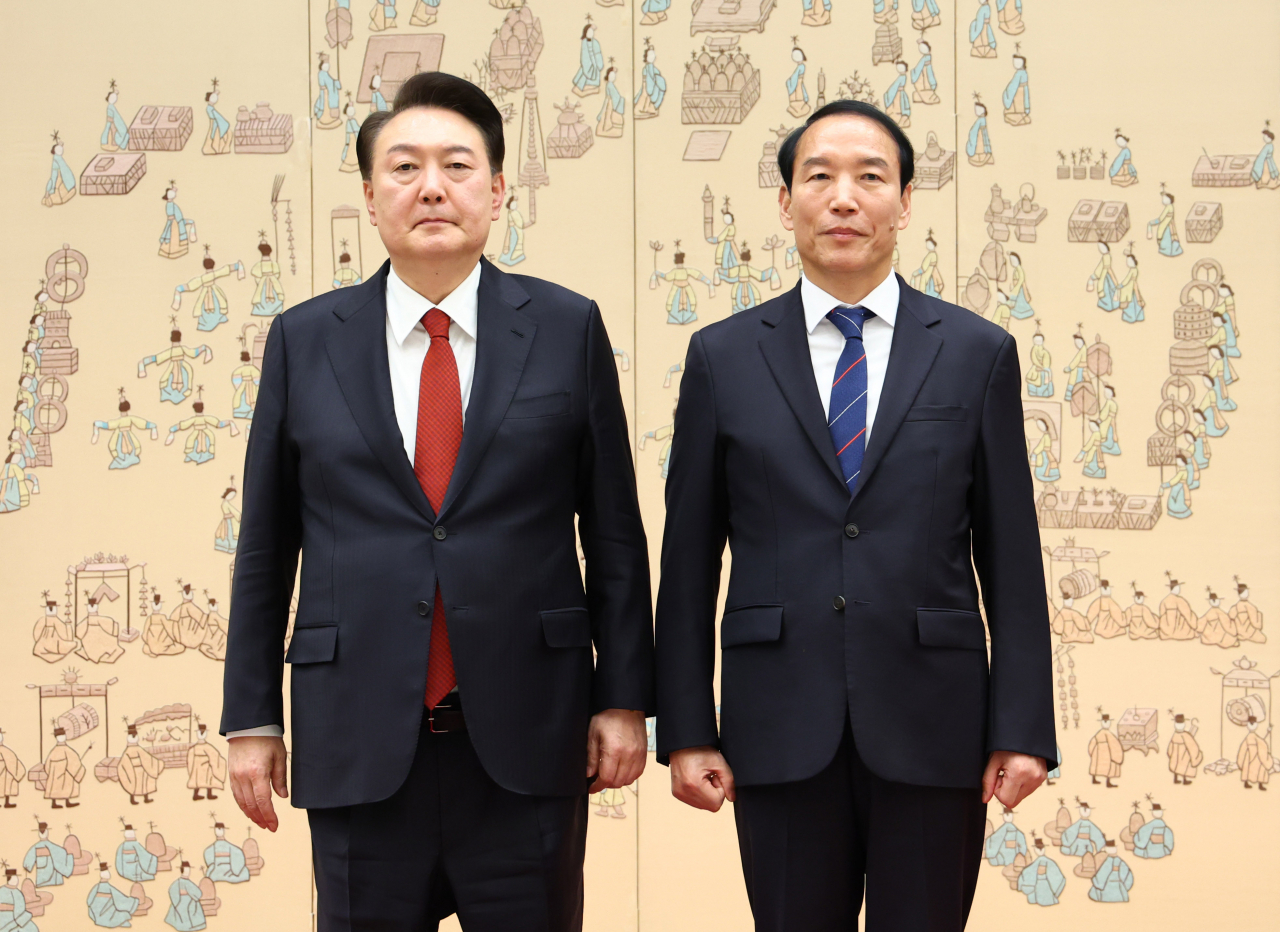 윤석열 대통령이 21일 서울 용산 대통령실 청사에서 주기환 전 국민의힘 광주시당위원장에게 대통령 민생특보 임명장을 수여한 뒤 기념 촬영을 하고 있다. [연합]